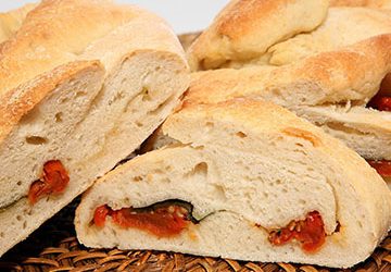 Pan relleno de tomate y albahaca